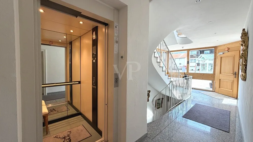 Großzügiges Treppenhaus mit Aufzug in die Tiefgarage vis à vis der Wohnungstür