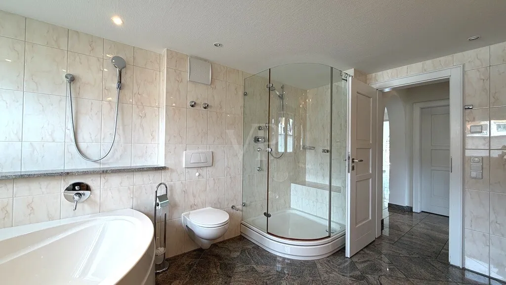 Bad mit Dusche und Eckbadewanne