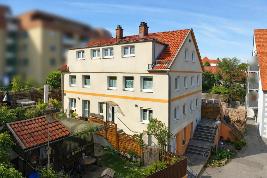Drohnenaufnahme mit Garten