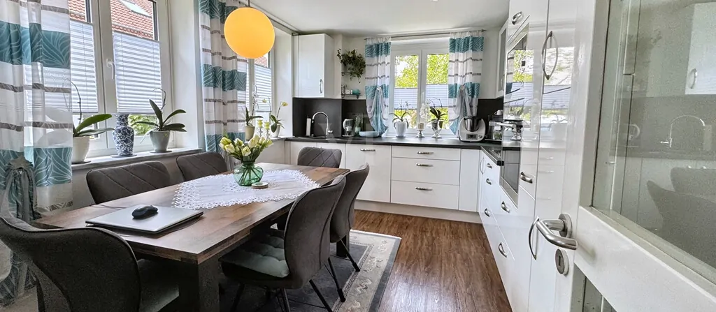 Küche mit Aussicht in den Garten