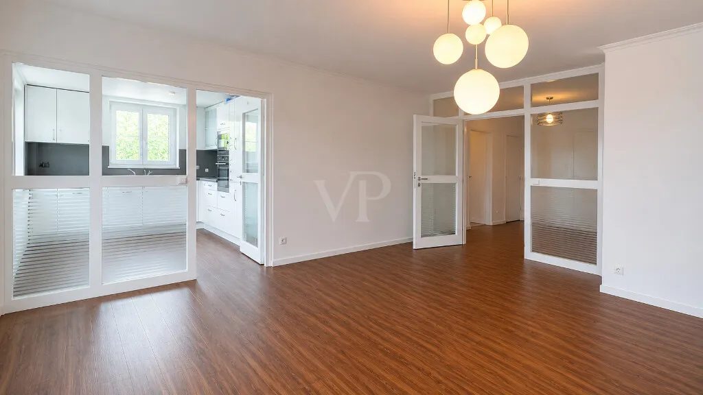 AI MODIFIED: Wohnzimmer mit KI geleert