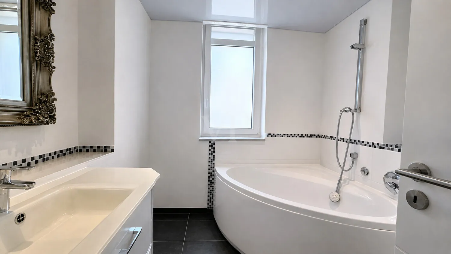 AI MODIFIED Badezimmer mit KI geleert