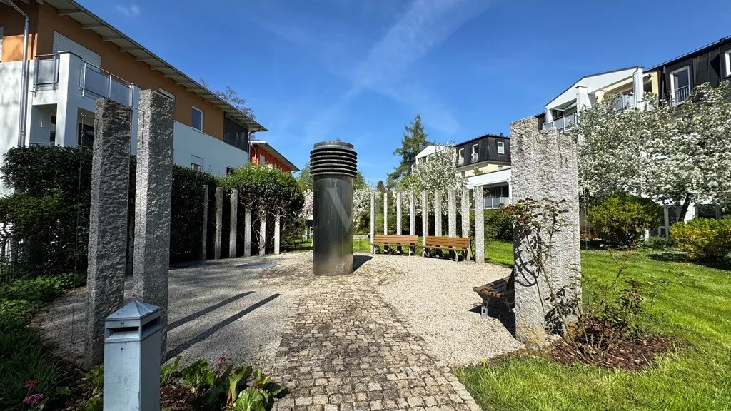 liebevoll gestalteter Garten