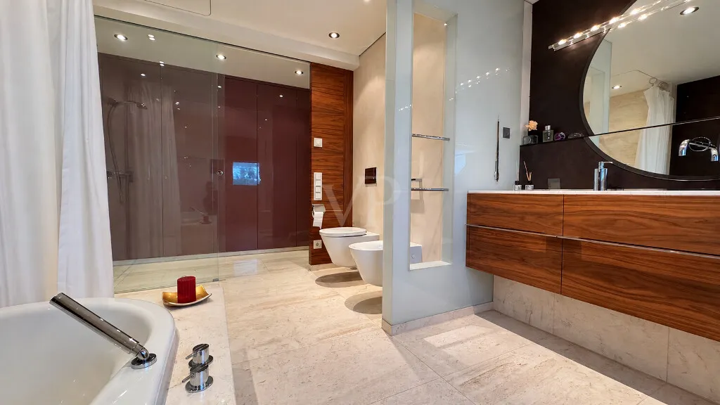 Badezimmer mit Ankleidebereich