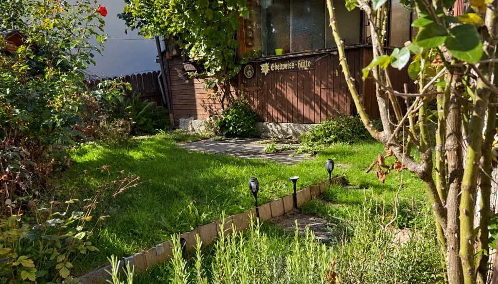 Garten mit Freisitz und Hütte