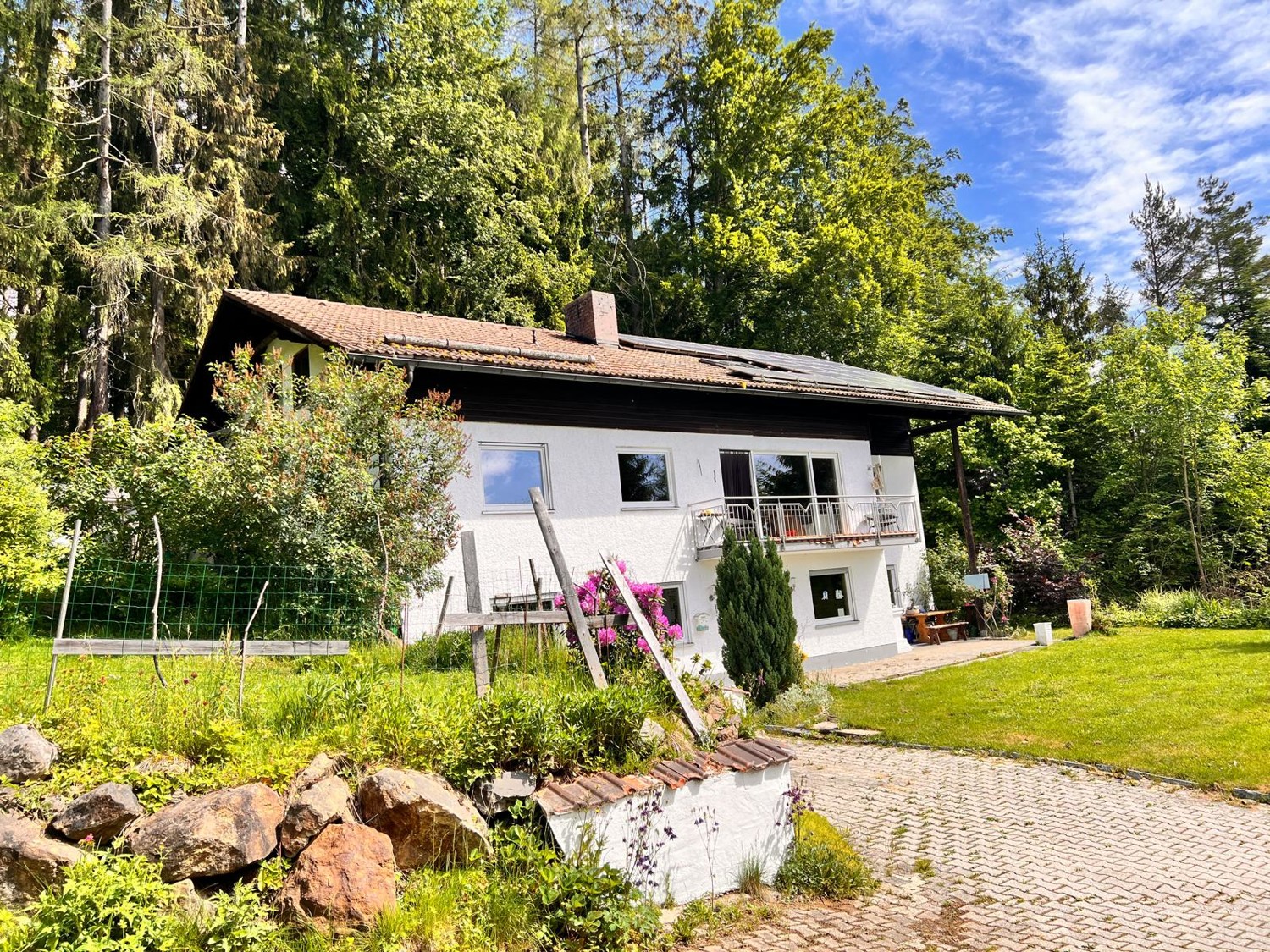 Großes Wohnhaus in Waldrandlage mit schöner Aussicht