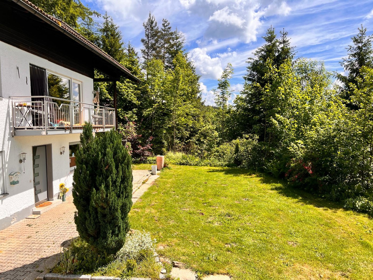 Großes Wohnhaus in Waldrandlage mit schöner Aussicht