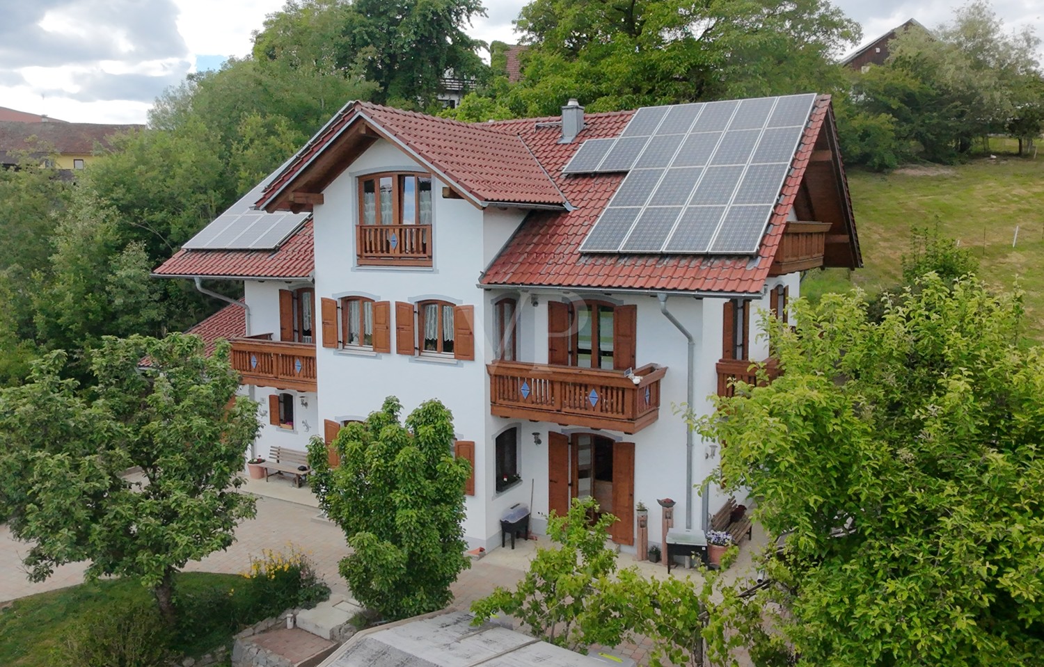 Einfamilienhaus im Landhausstil mit schön angelegten Garten