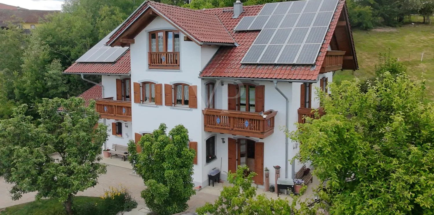 Einfamilienhaus im Landhausstil mit schön angelegten Garten