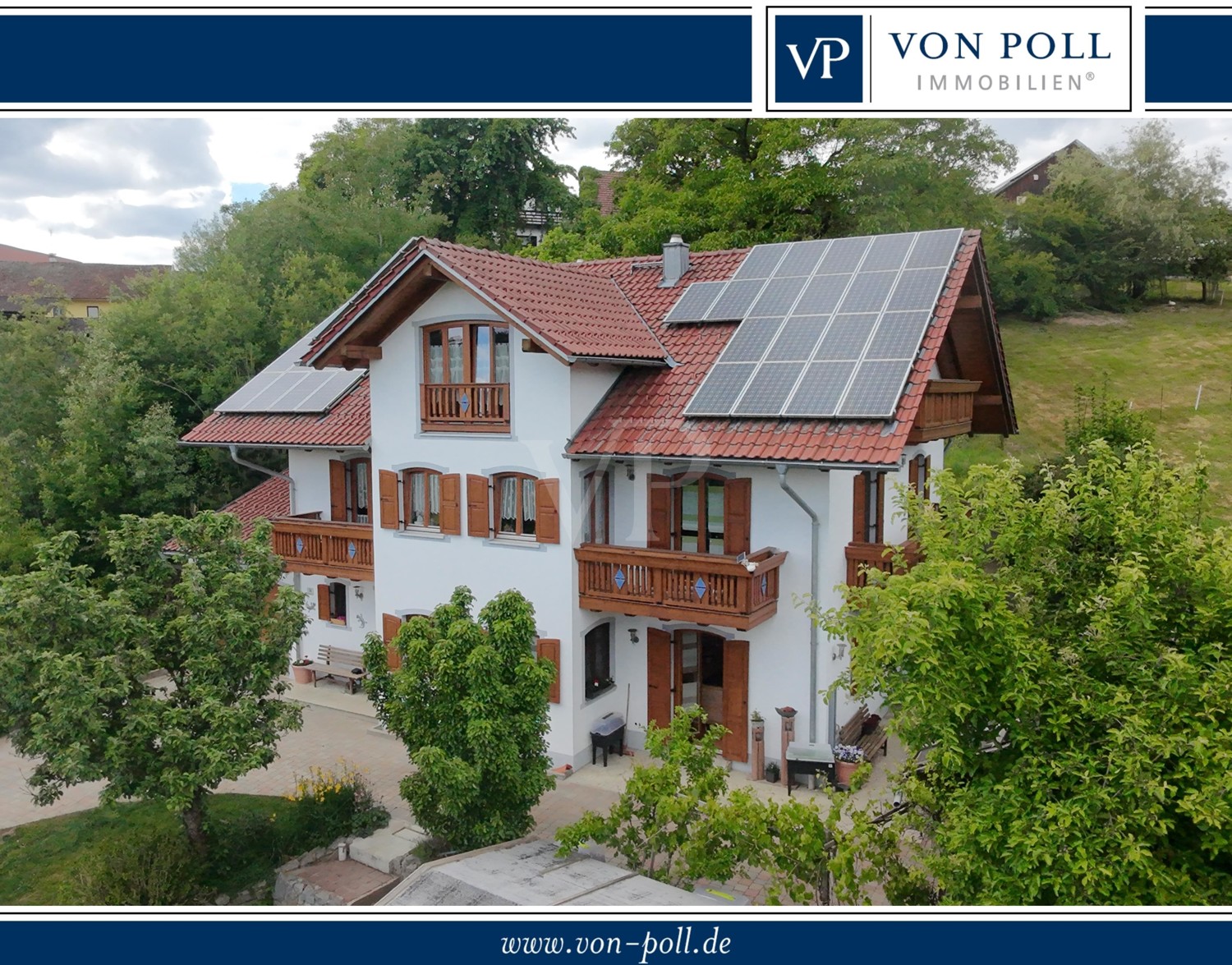 Einfamilienhaus im Landhausstil mit schön angelegten Garten