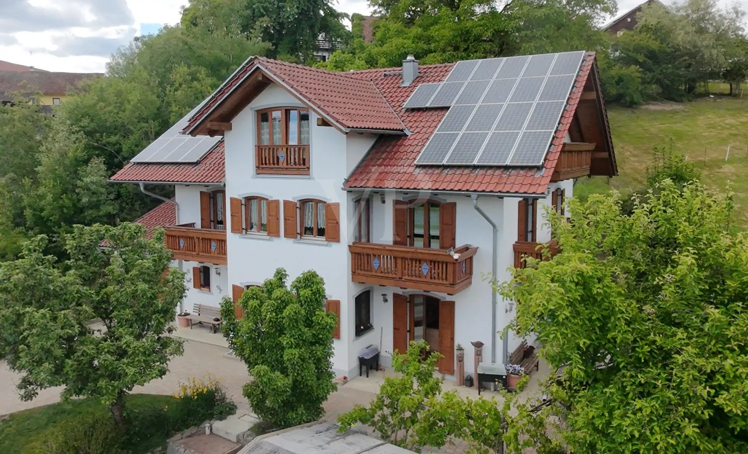 Einfamilienhaus im Landhausstil mit schön angelegten Garten