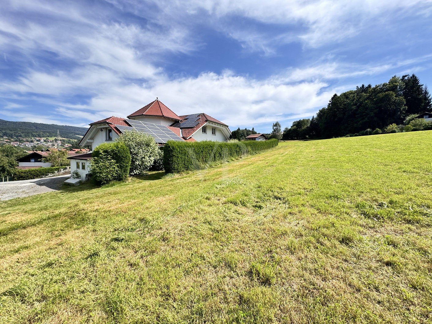 Großes Wohnhaus mit 2 PV Anlagen und außergewöhnlicher Architektur