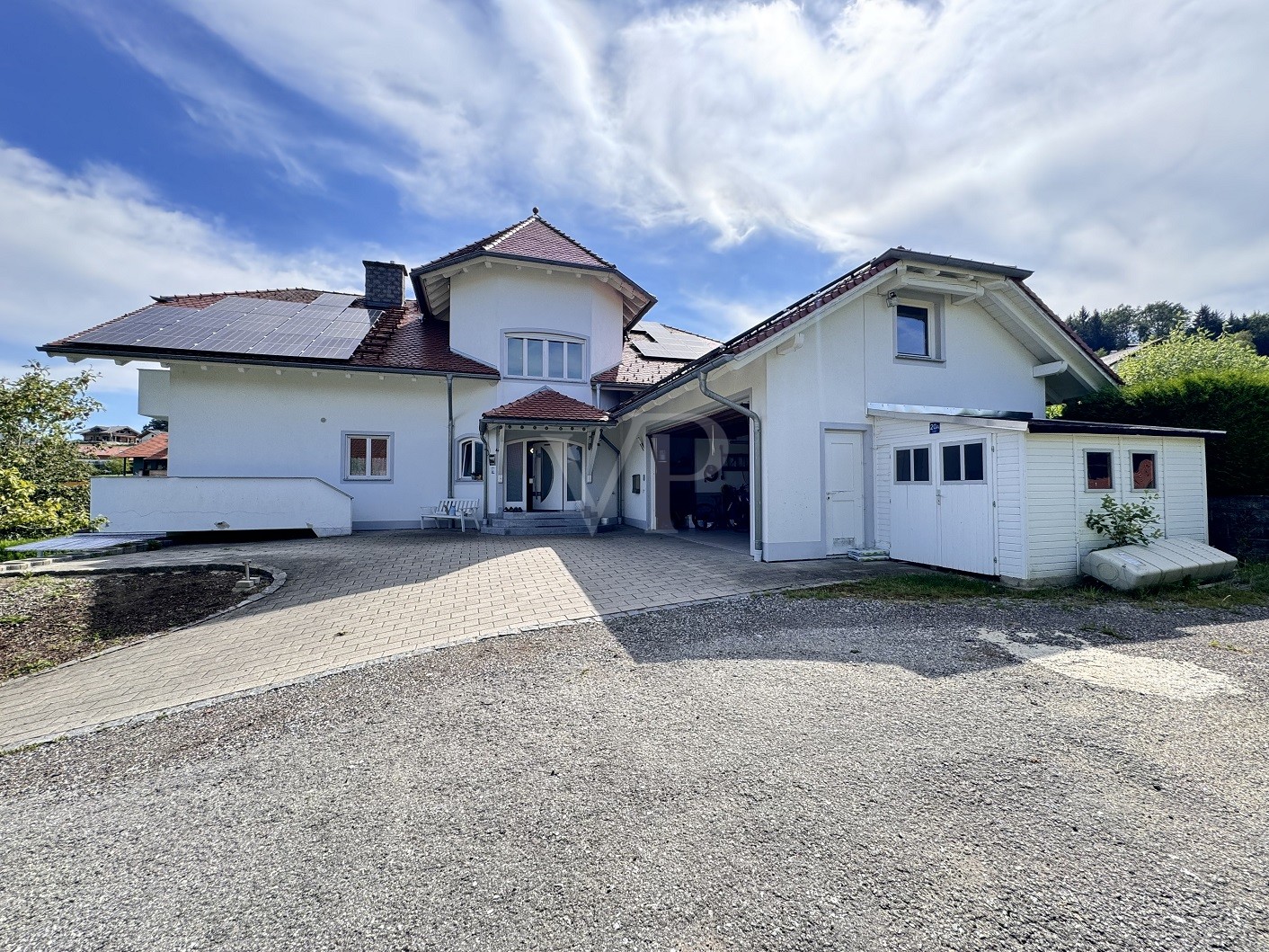 Großes Wohnhaus mit 2 PV Anlagen und außergewöhnlicher Architektur