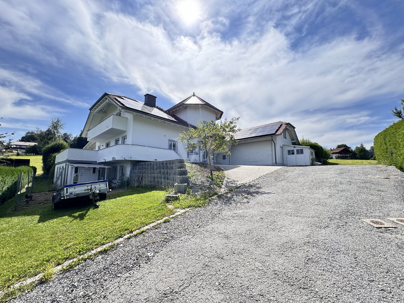 Großes Wohnhaus mit 2 PV Anlagen und außergewöhnlicher Architektur