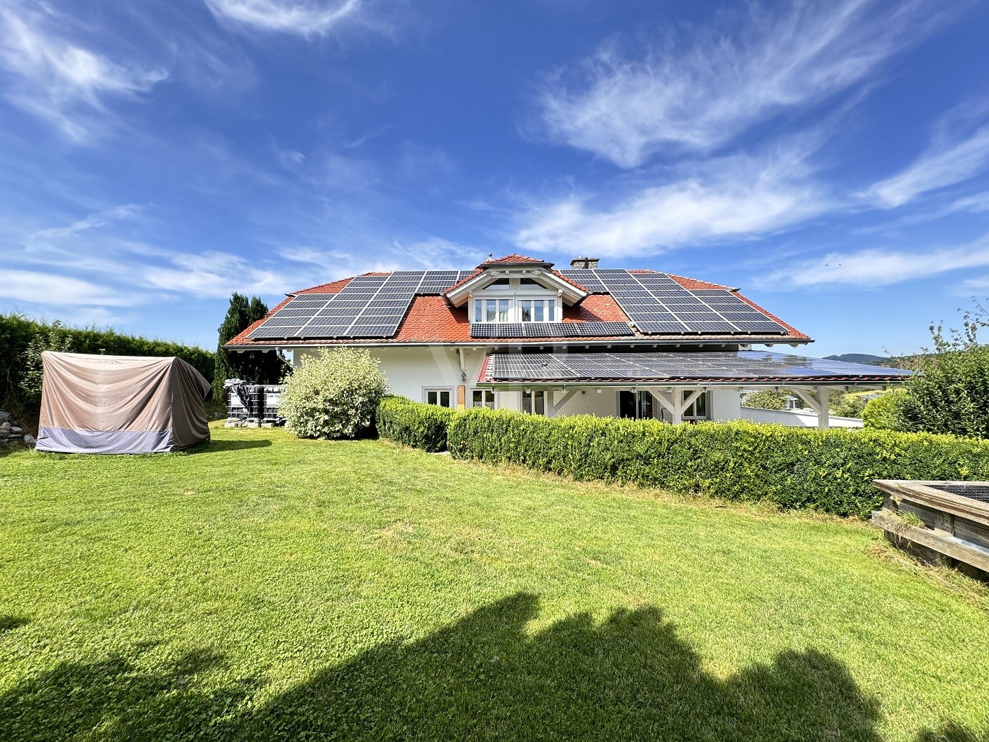 Großes Wohnhaus mit 2 PV Anlagen und außergewöhnlicher Architektur