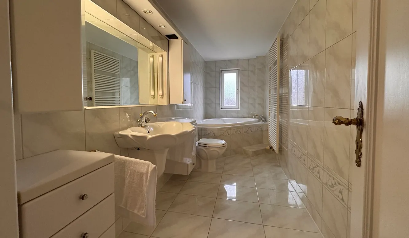 Wohn- und Geschäftshaus in zentraler Lage ** ca. 930 € / m² Wohn-/Gewerbe-/Nutzfläche