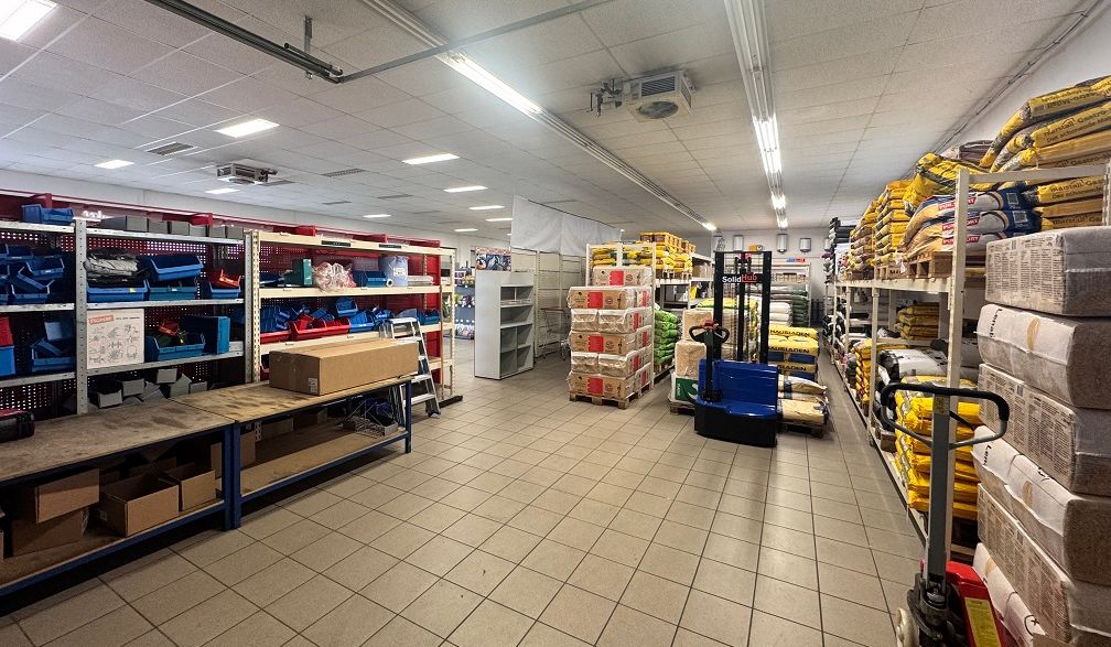 Lager- und Verkaufshalle