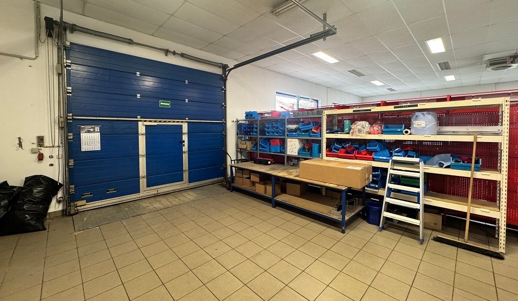 Gewerbehalle mit Büros im Gewerbegebiet, ideal z.B. für Aufbereiter, Taxizentrale oder Lager