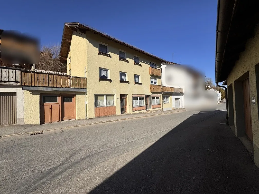 Amplio edificio residencial y comercial con 6 garajes.