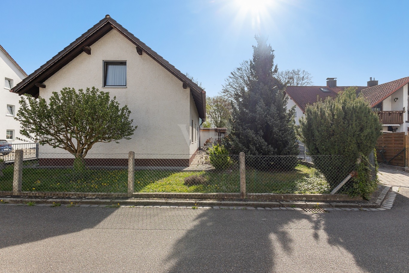 Einfamilienhaus in ruhiger Stichstraße mit Garage und Keller