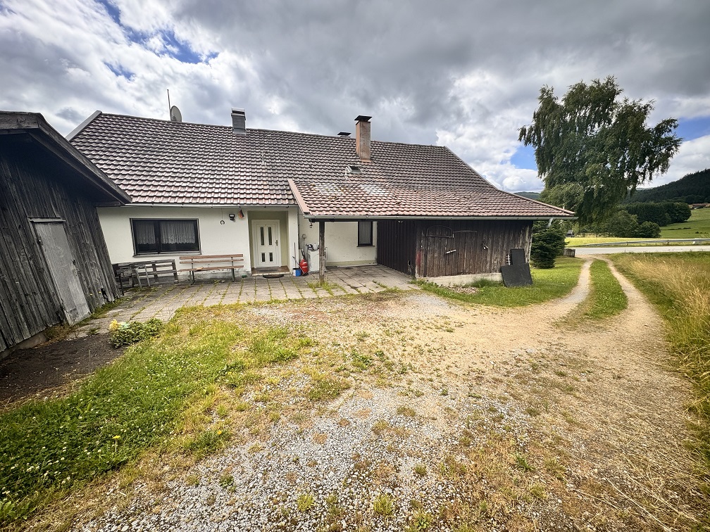 Geräumiges Wohnhaus auf großem Grundstück