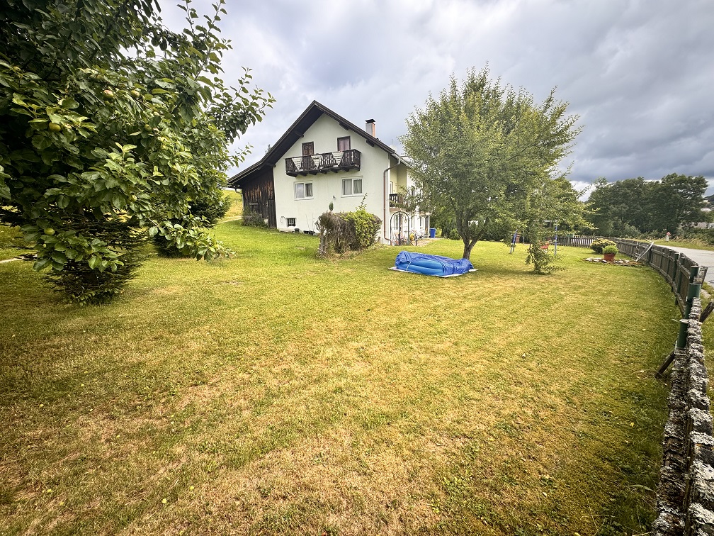 Geräumiges Wohnhaus auf großem Grundstück
