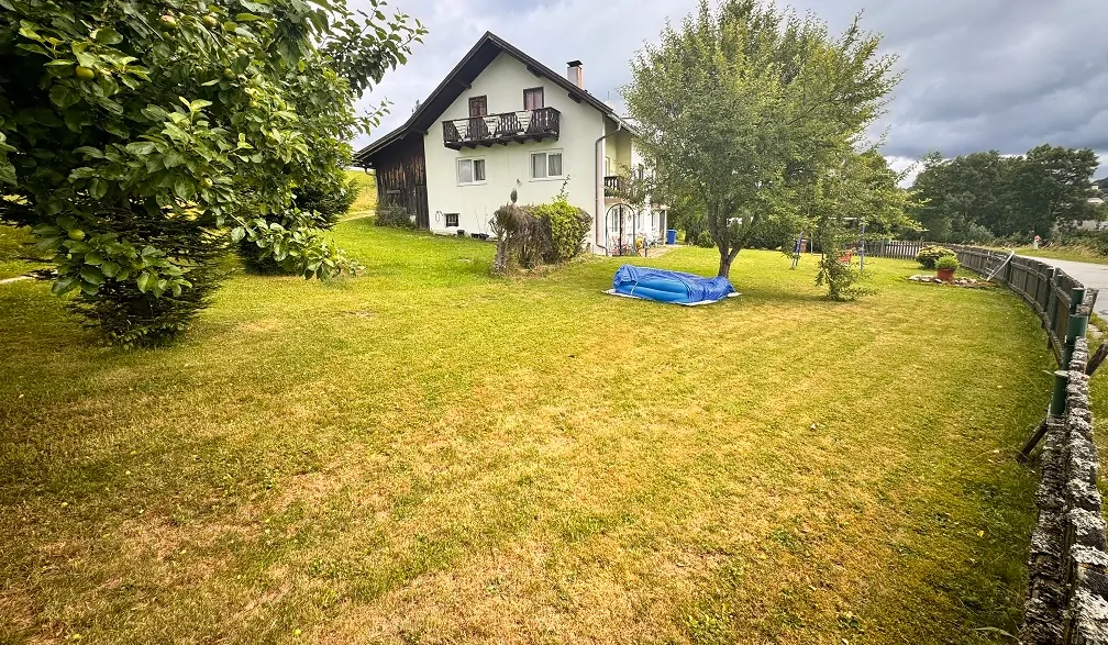 Geräumiges Wohnhaus auf großem Grundstück