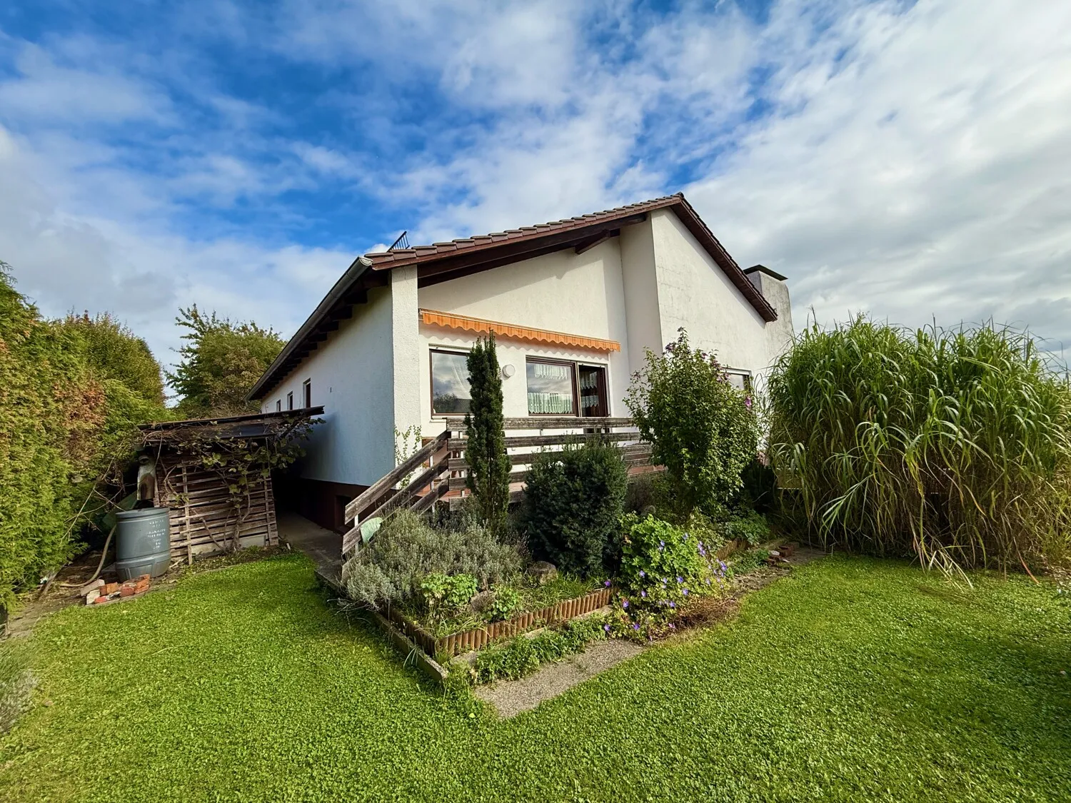 Seltene Gelegenheit in Osterhofen: Charmanter Bungalow mit Gartenidylle in ruhiger Siedlungslage
