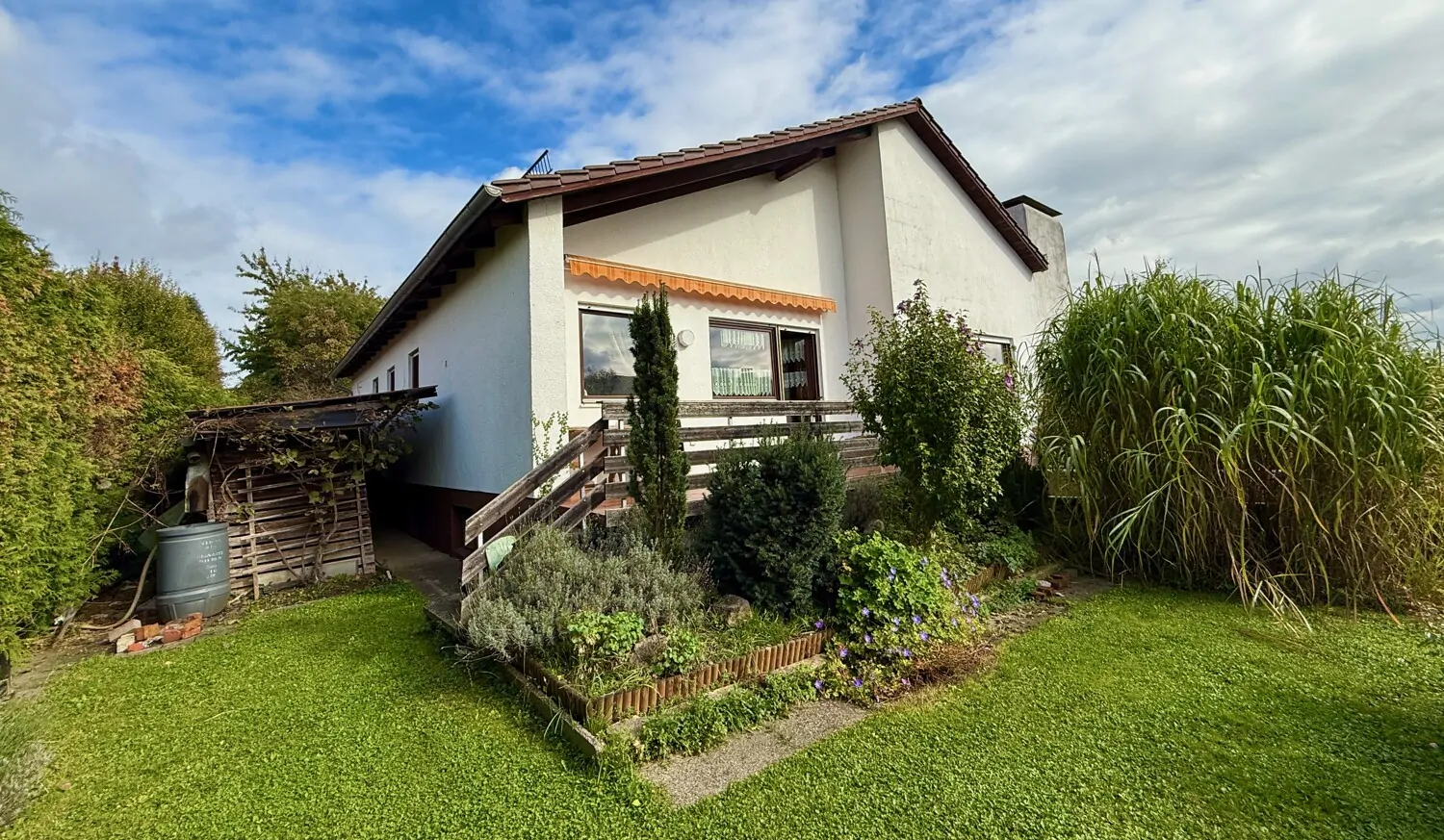 Seltene Gelegenheit in Osterhofen: Charmanter Bungalow mit Gartenidylle in ruhiger Siedlungslage