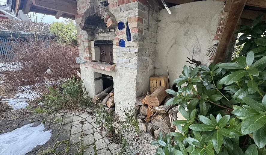 Holzbackofen im Garten