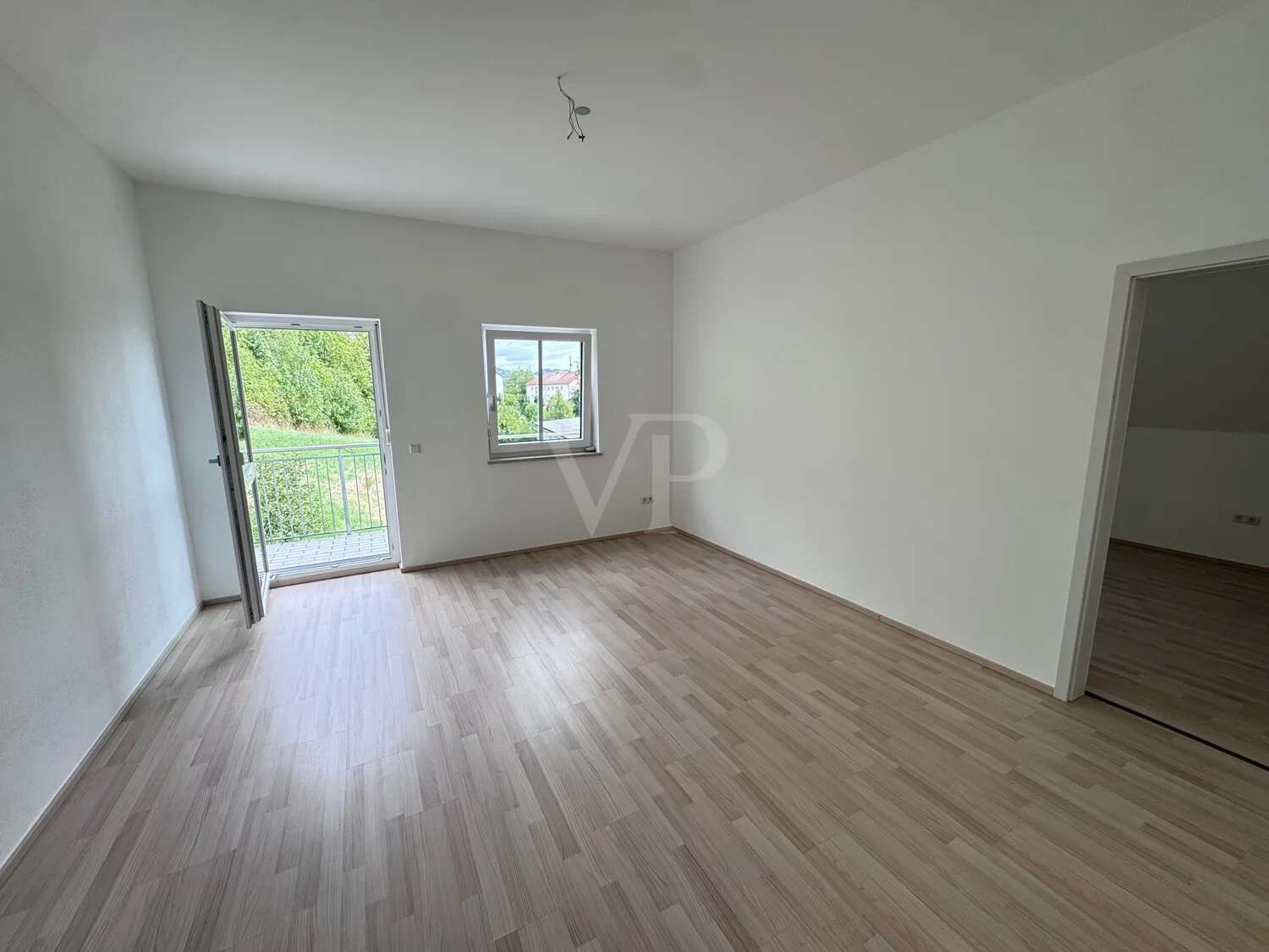 Geräumige und gepflegte Wohnung mit Stellplatz und Küche
