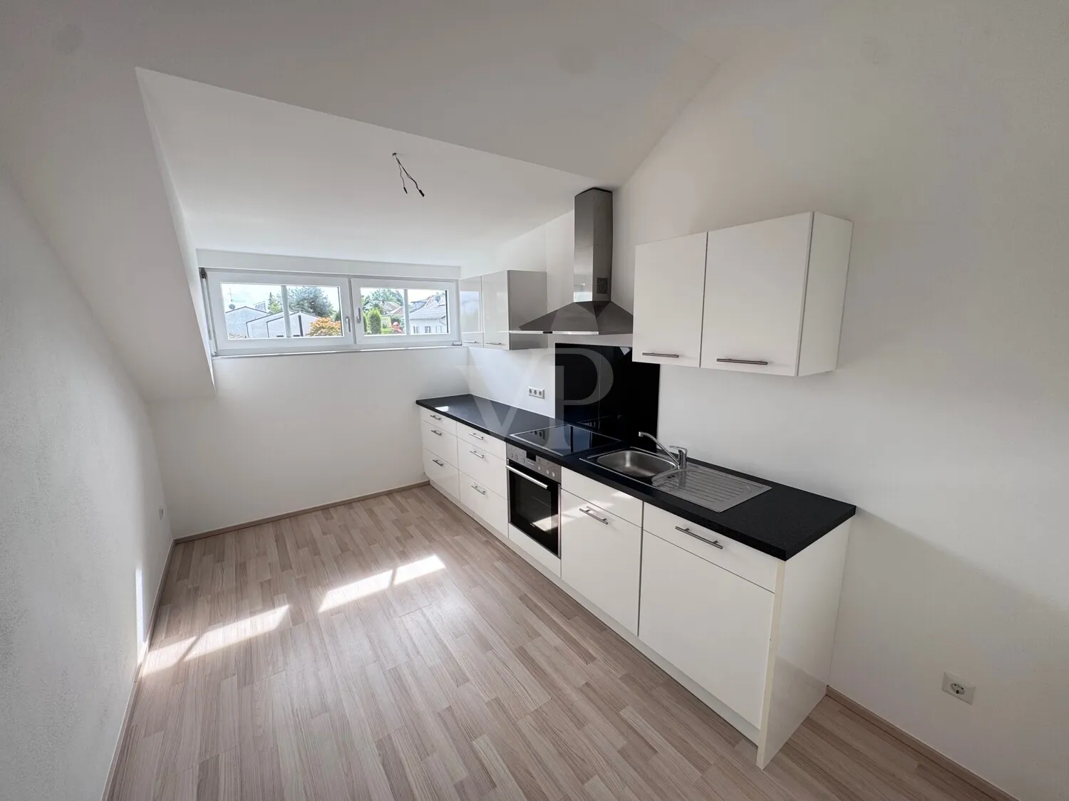 Geräumige und gepflegte Wohnung mit Stellplatz und Küche