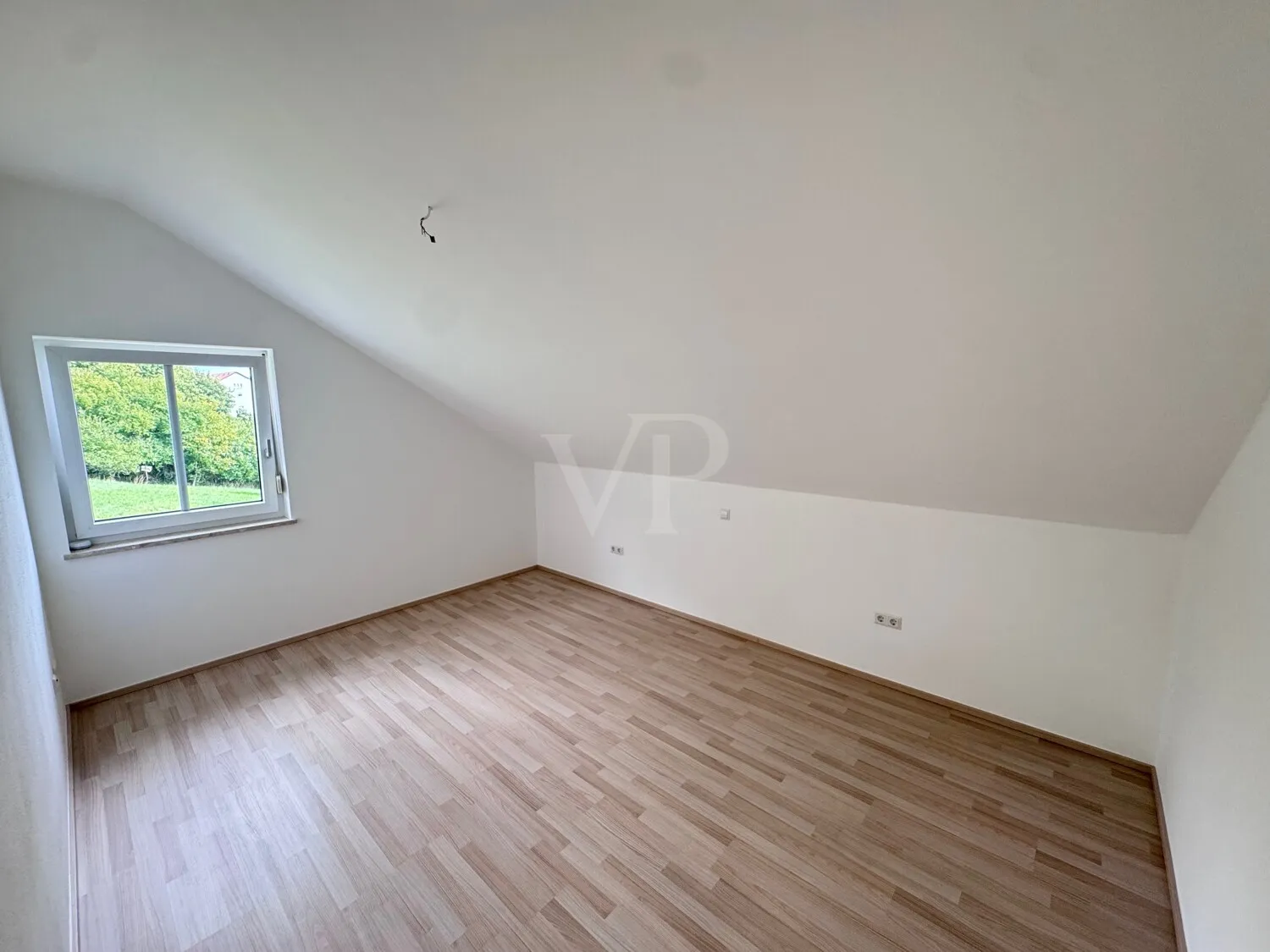 Geräumige und gepflegte Wohnung mit Stellplatz und Küche