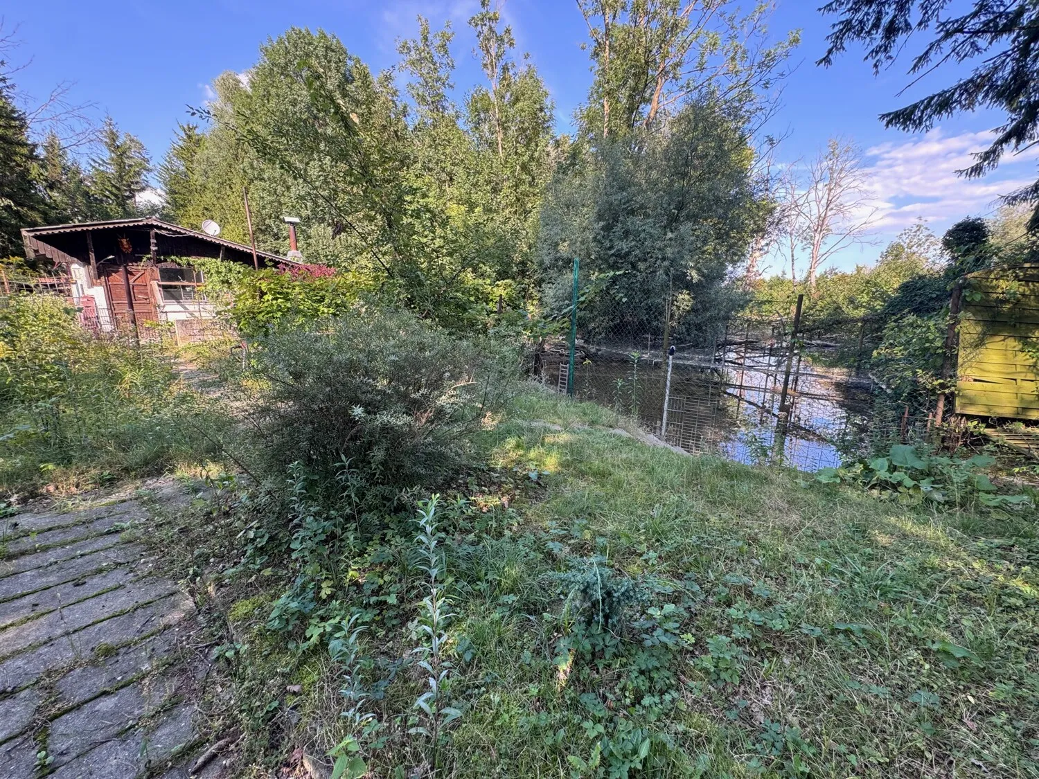 Grundstück mit Bienenhaus am Mühlbach