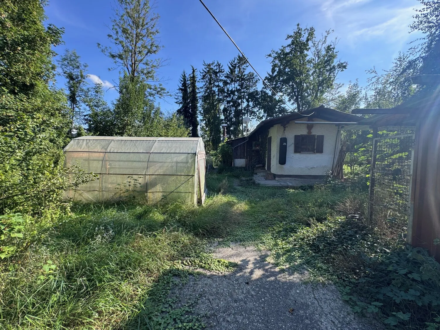 Grundstück mit Bienenhaus am Mühlbach