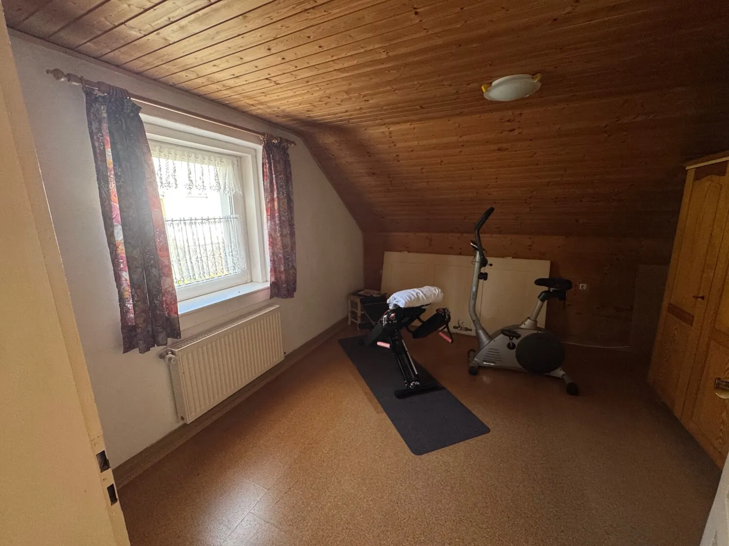 Einfamilienhaus in wunderbarer Lage, Keller und 2 Garagen