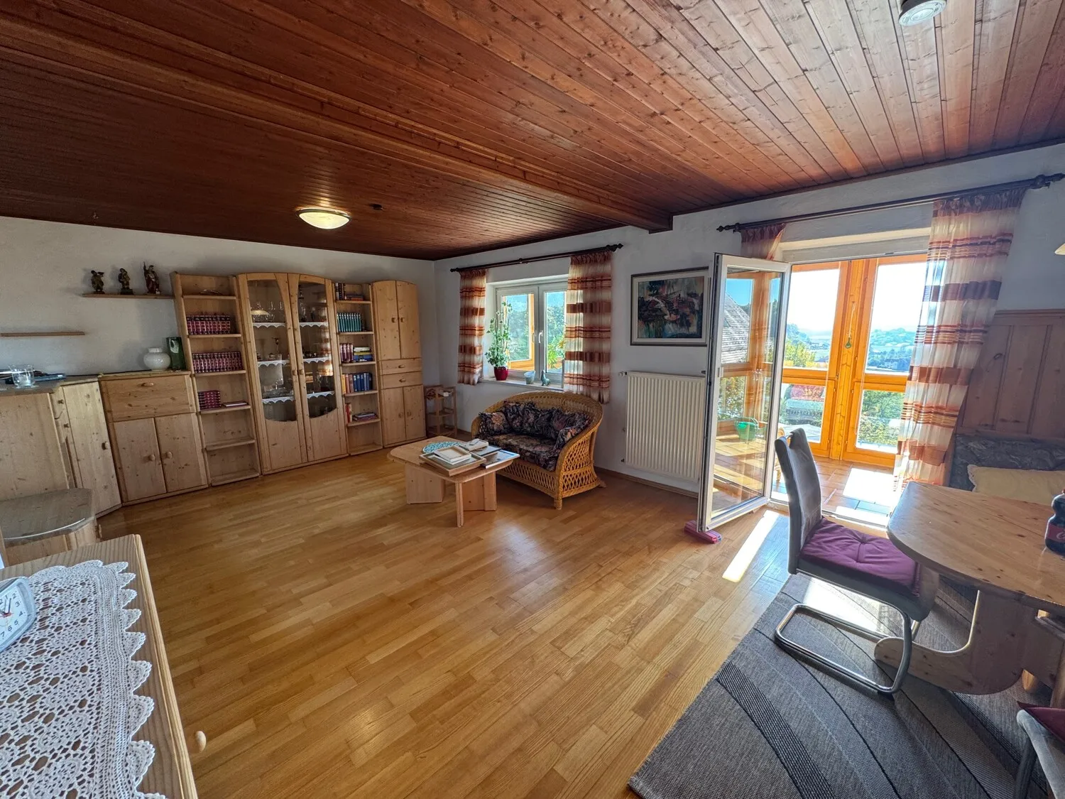 Einfamilienhaus in wunderbarer Lage, Keller und 2 Garagen