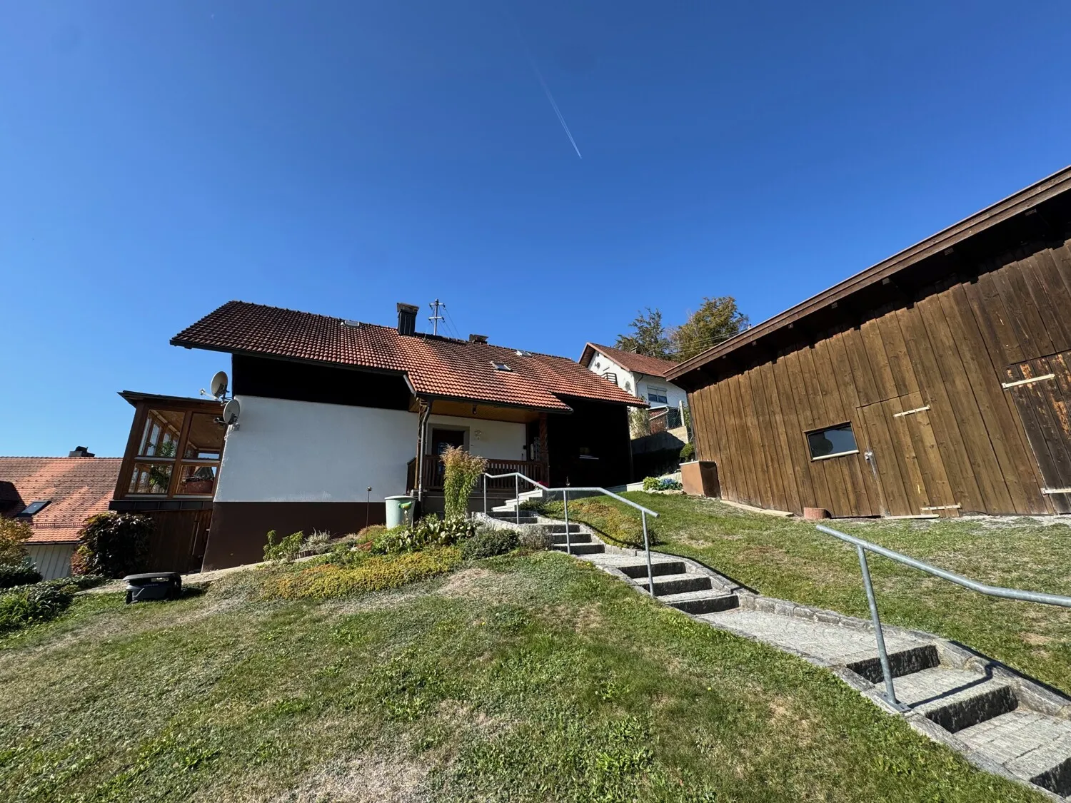Einfamilienhaus in wunderbarer Lage, Keller und 2 Garagen