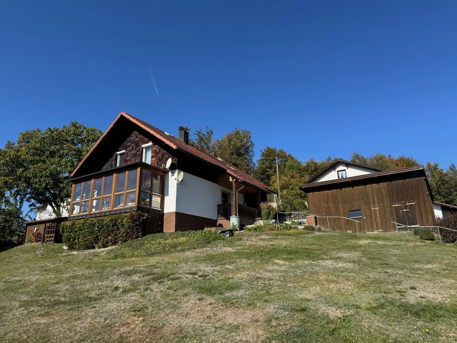 Einfamilienhaus in wunderbarer Lage, Keller und 2 Garagen
