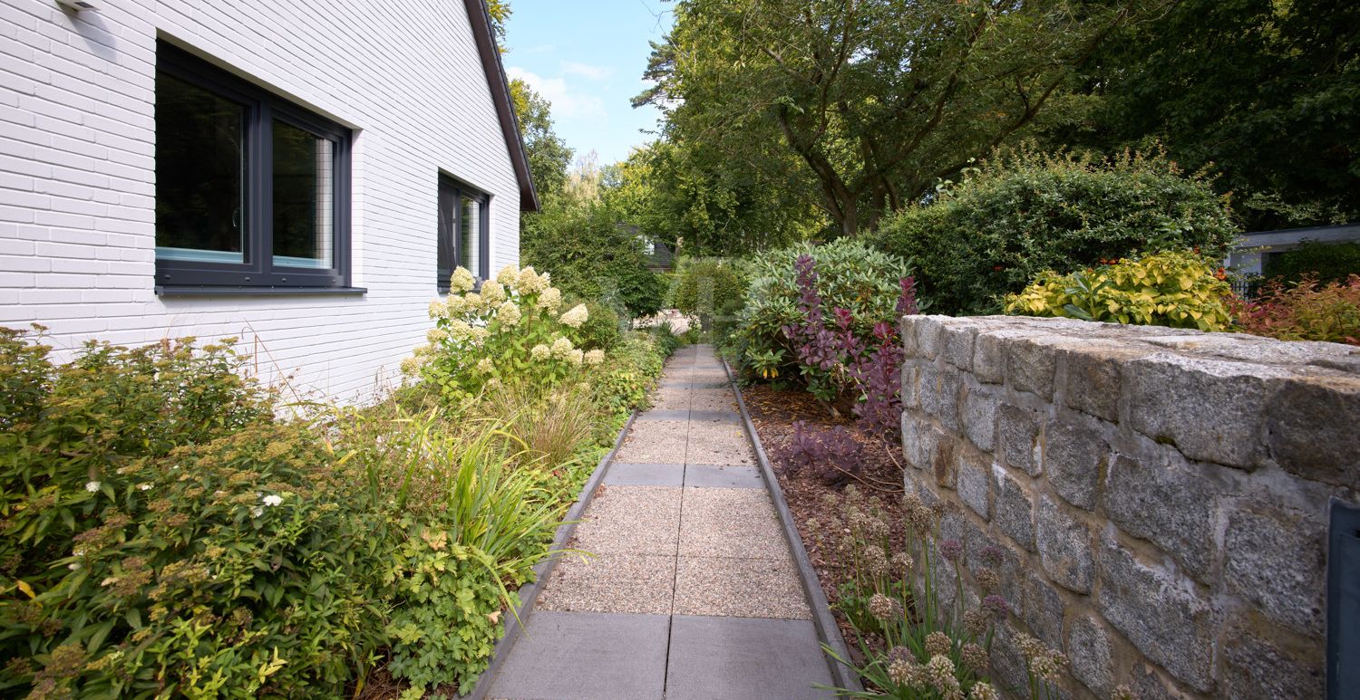Weg ums Haus