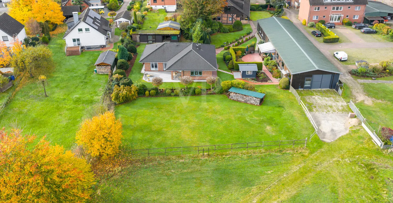 Ebenerdiges Wohnen mit vielseitig nutzbarer Halle und Traumgrundstück!