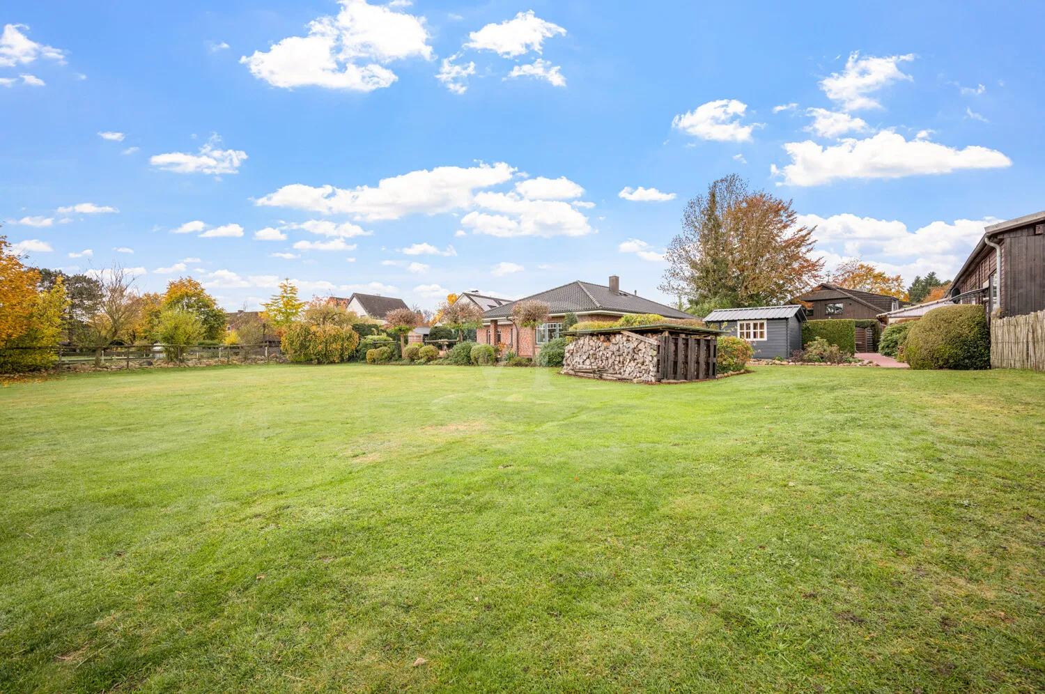 Das perfekte Ensemble- Bungalow, große Halle, Traumgrundstück!