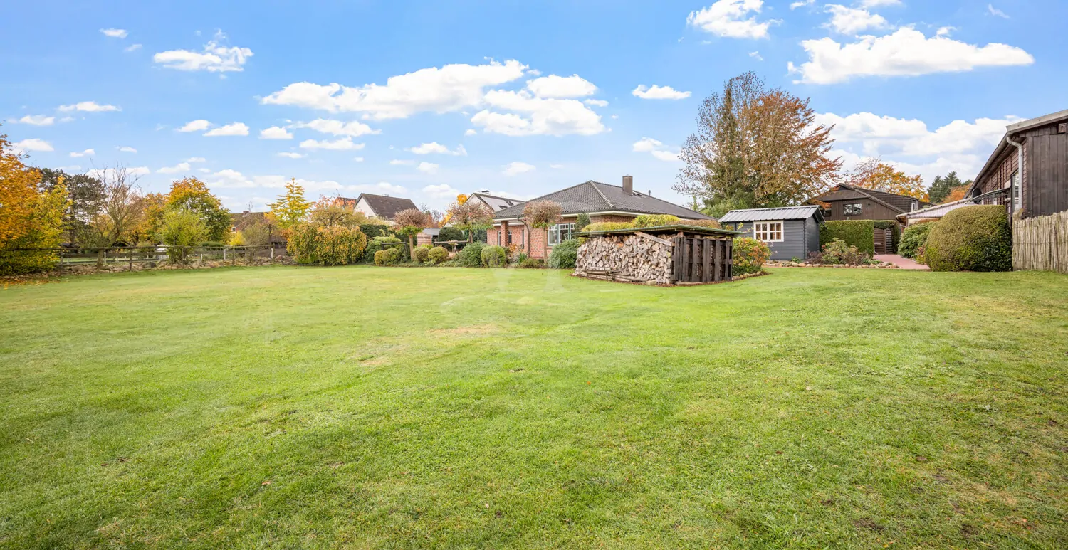 Ebenerdiges Wohnen mit vielseitig nutzbarer Halle und Traumgrundstück!