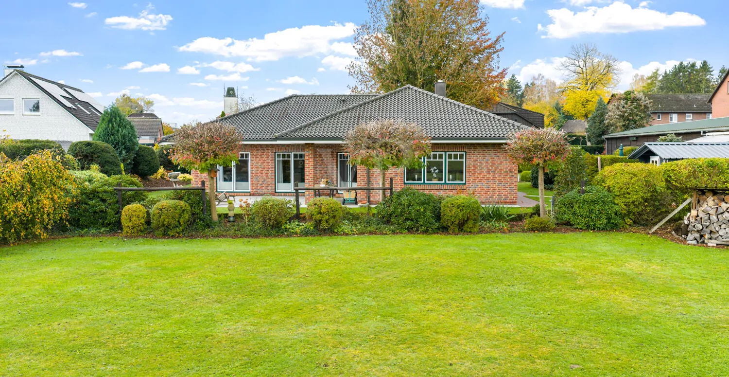 Ebenerdiges Wohnen mit vielseitig nutzbarer Halle und Traumgrundstück!