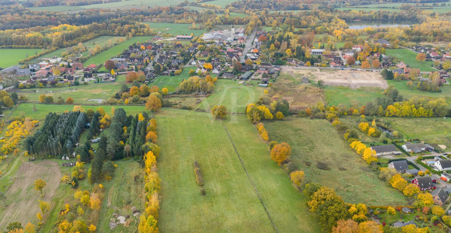 Ebenerdiges Wohnen mit vielseitig nutzbarer Halle und Traumgrundstück!