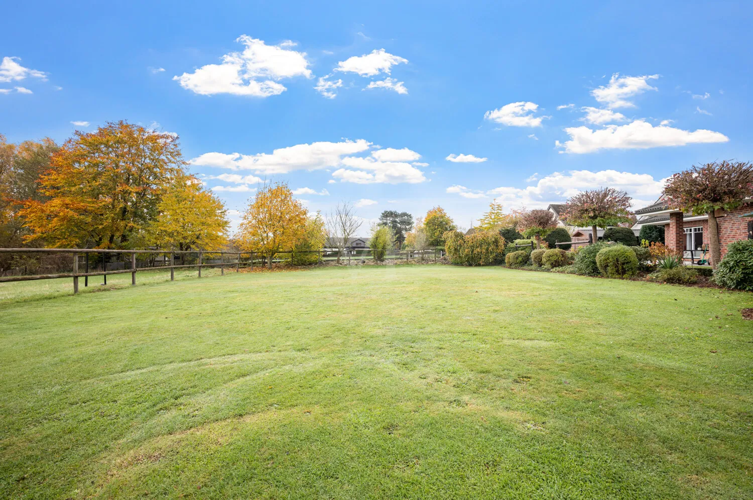 Das perfekte Ensemble- Bungalow, große Halle, Traumgrundstück!