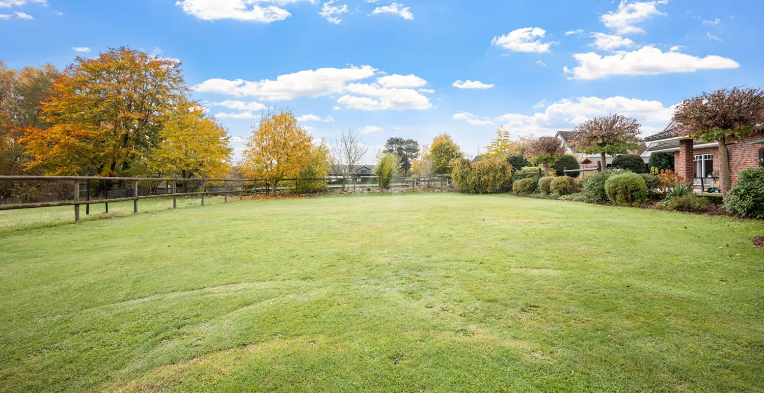 Ebenerdiges Wohnen mit vielseitig nutzbarer Halle und Traumgrundstück!