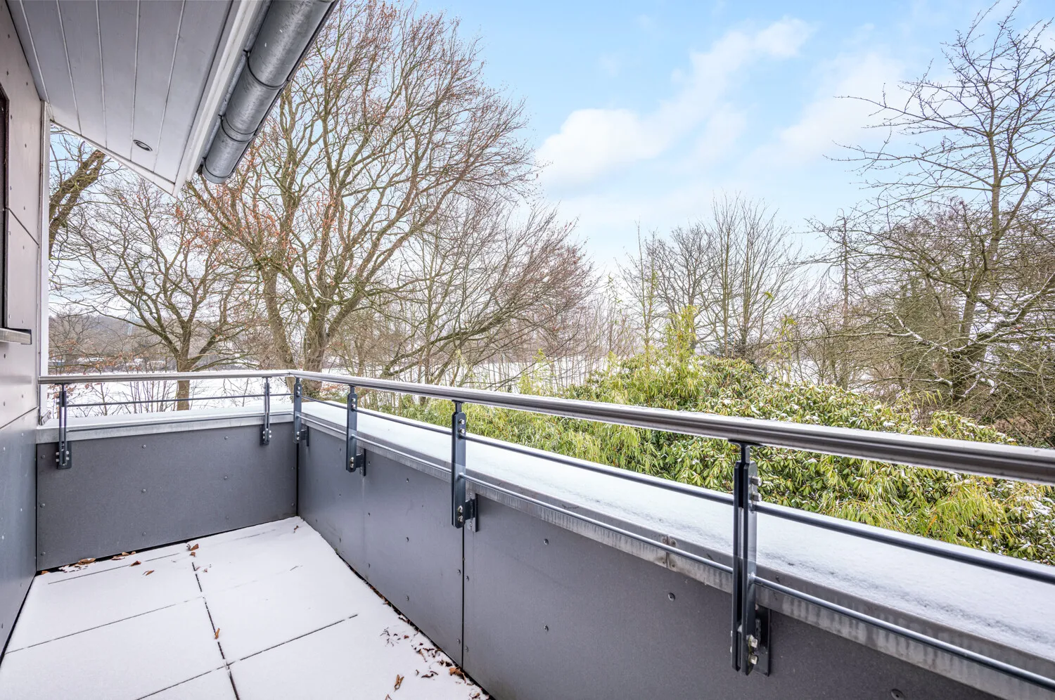 Einer von zwei Balkonen