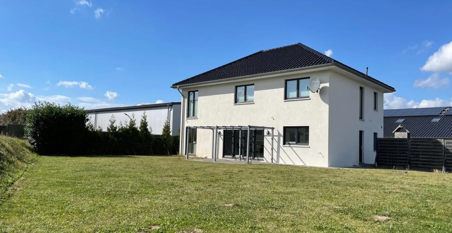 Neuwertiges Haus mit teilgewerblicher  Nutzung!