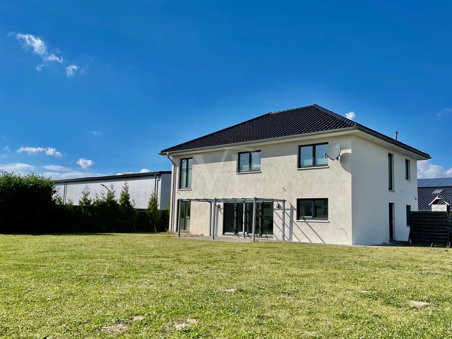 Brand new house with partial commercial use!